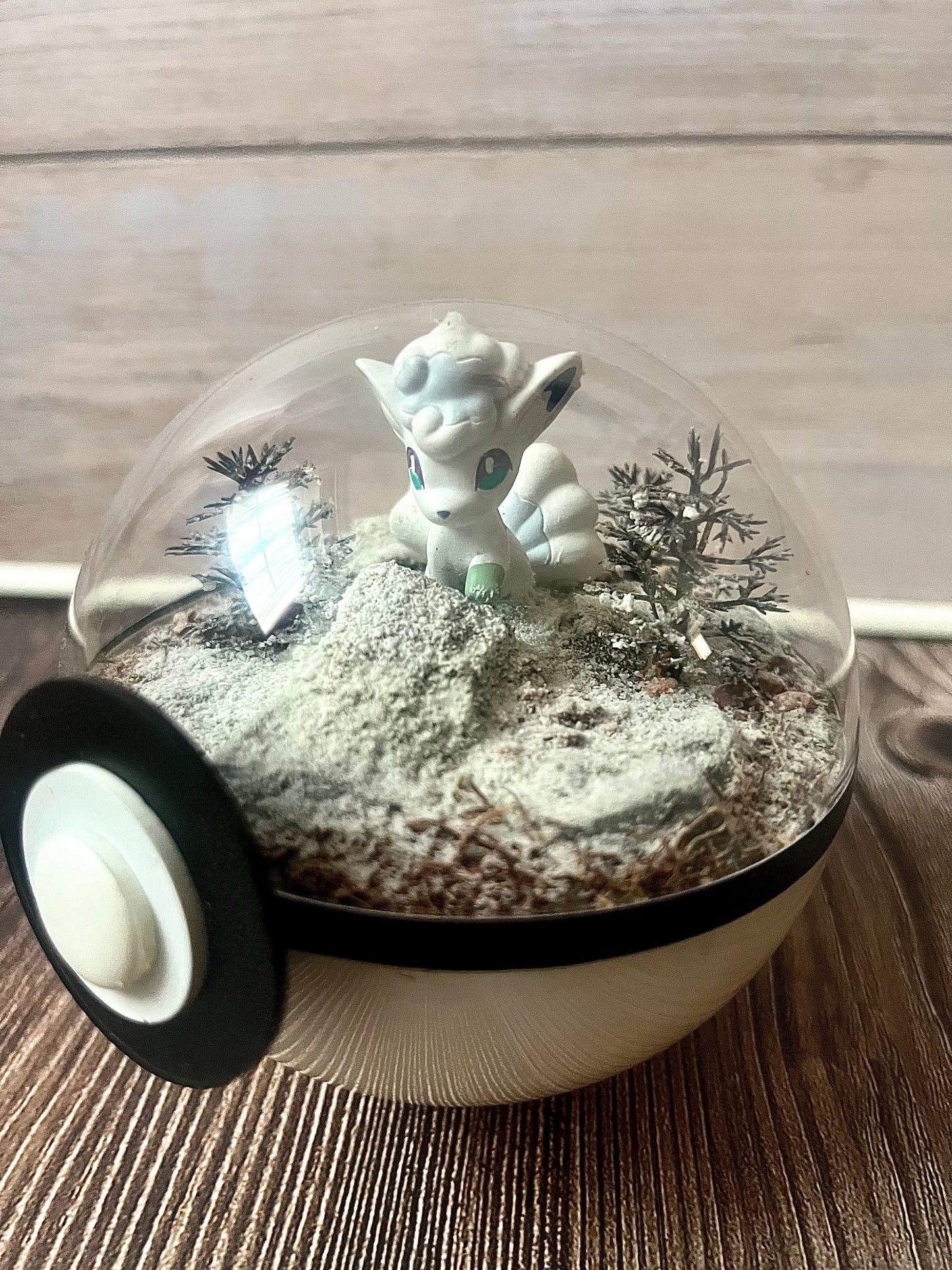 VULPIX WHITE (Small 10cm) PokéBall Diorama Terrarium