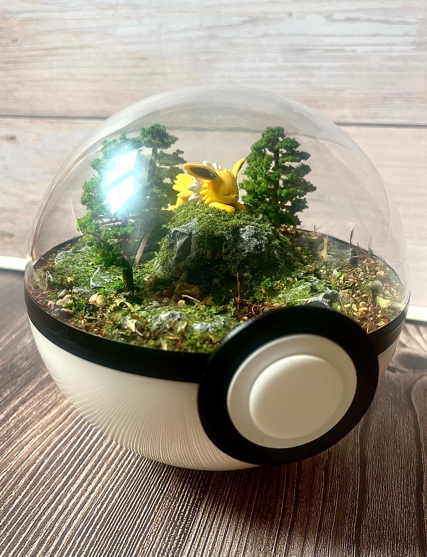 JOLTEON (Large 14cm) PokéBall Diorama Terrarium
