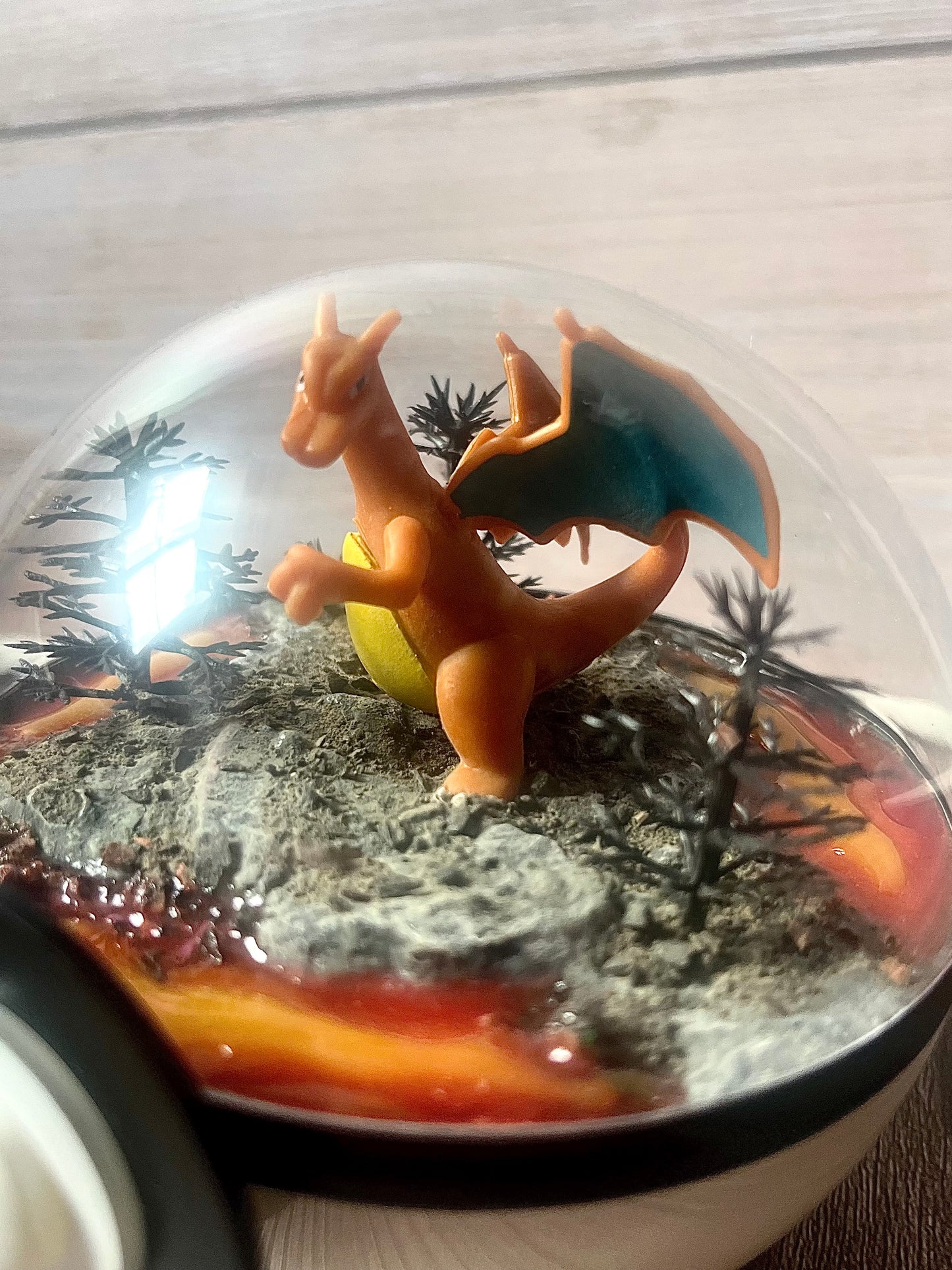 CHARIZARD (Small 10cm) PokéBall Diorama Terrarium
