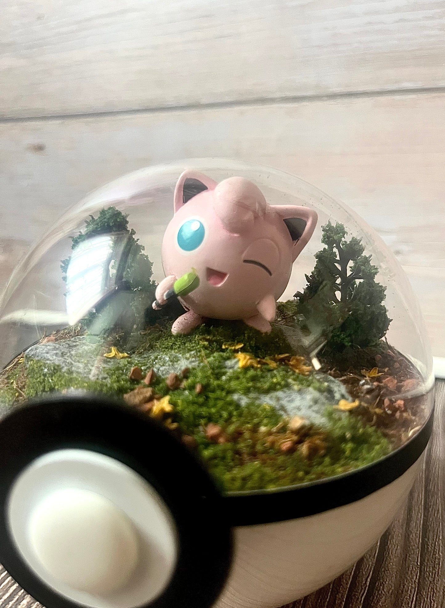 JIGGLYPUFF (Small 10cm) PokéBall Diorama Terrarium