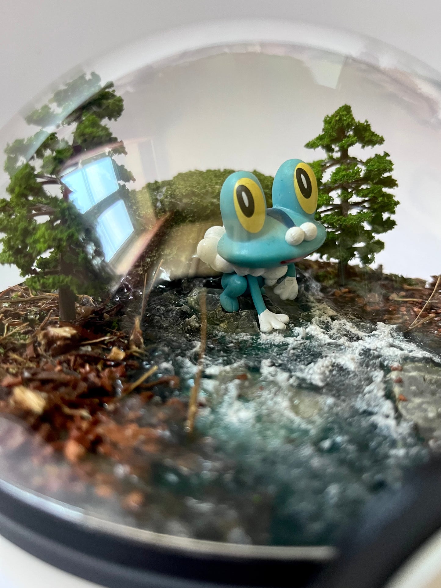 FROAKIE (Large 14cm) PokéBall Diorama Terrarium