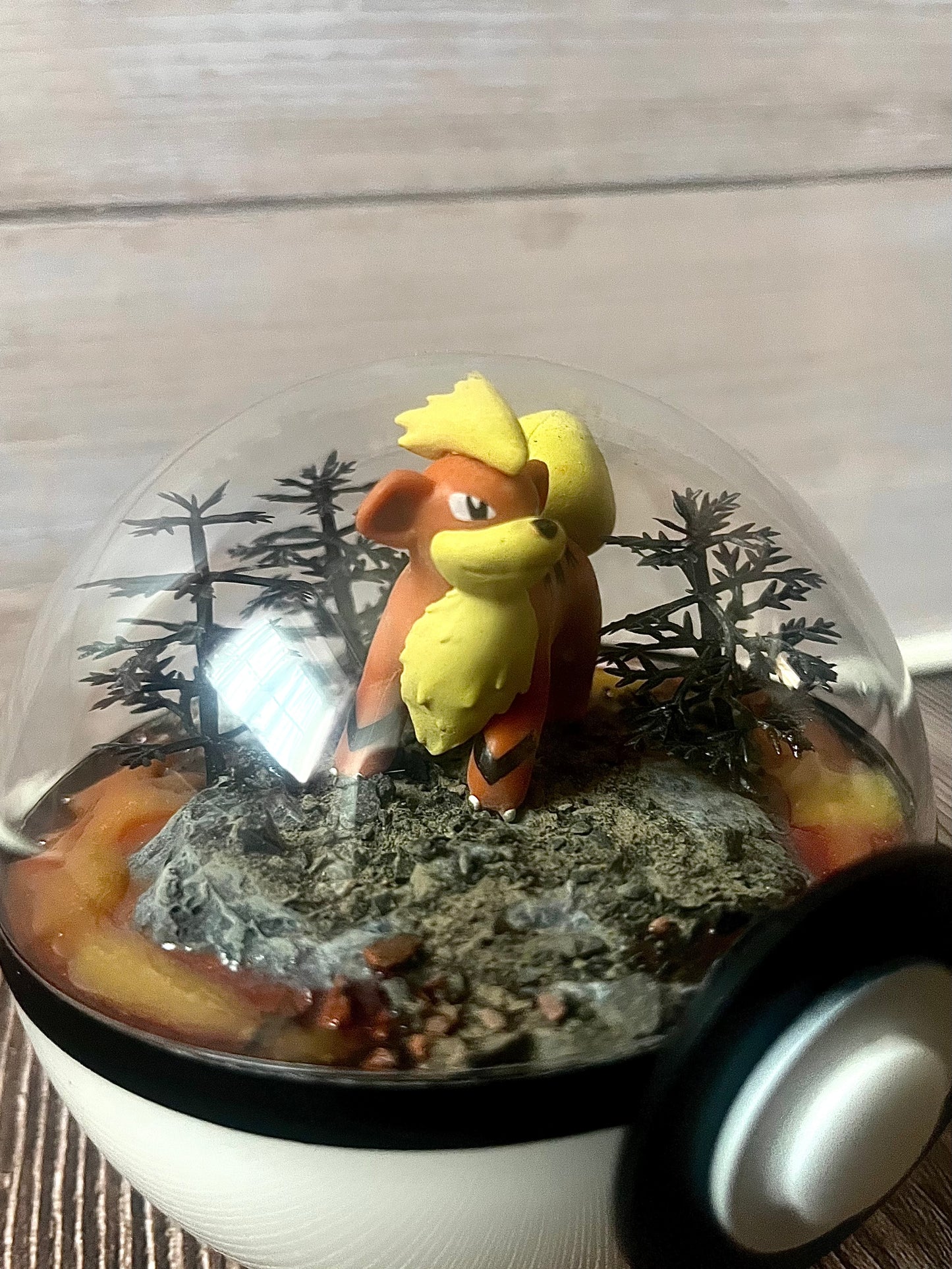 GROWLITHE (Small 10cm) PokéBall Diorama Terrarium