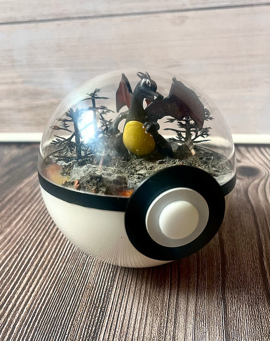 CHARIZARD SHINY (Small 10cm) PokéBall Diorama Terrarium