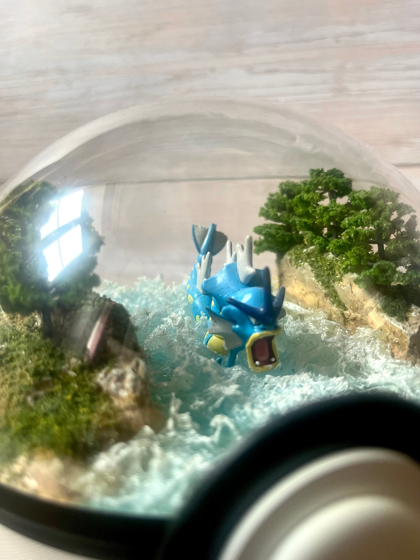 GYARADOS (Large 14cm) PokéBall Diorama Terrarium