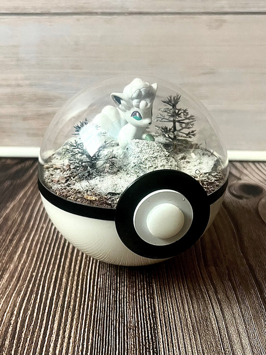 VULPIX WHITE (Small 10cm) PokéBall Diorama Terrarium