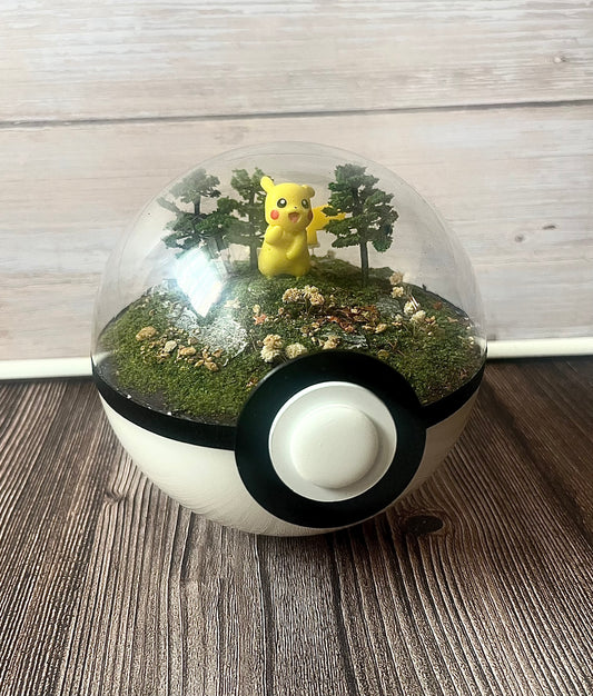 PIKACHU (Medium 12cm) PokéBall Diorama Terrarium