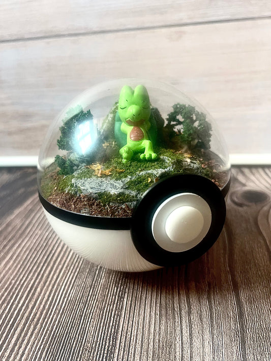 TREECKO (Small 10cm) PokéBall Diorama Terrarium