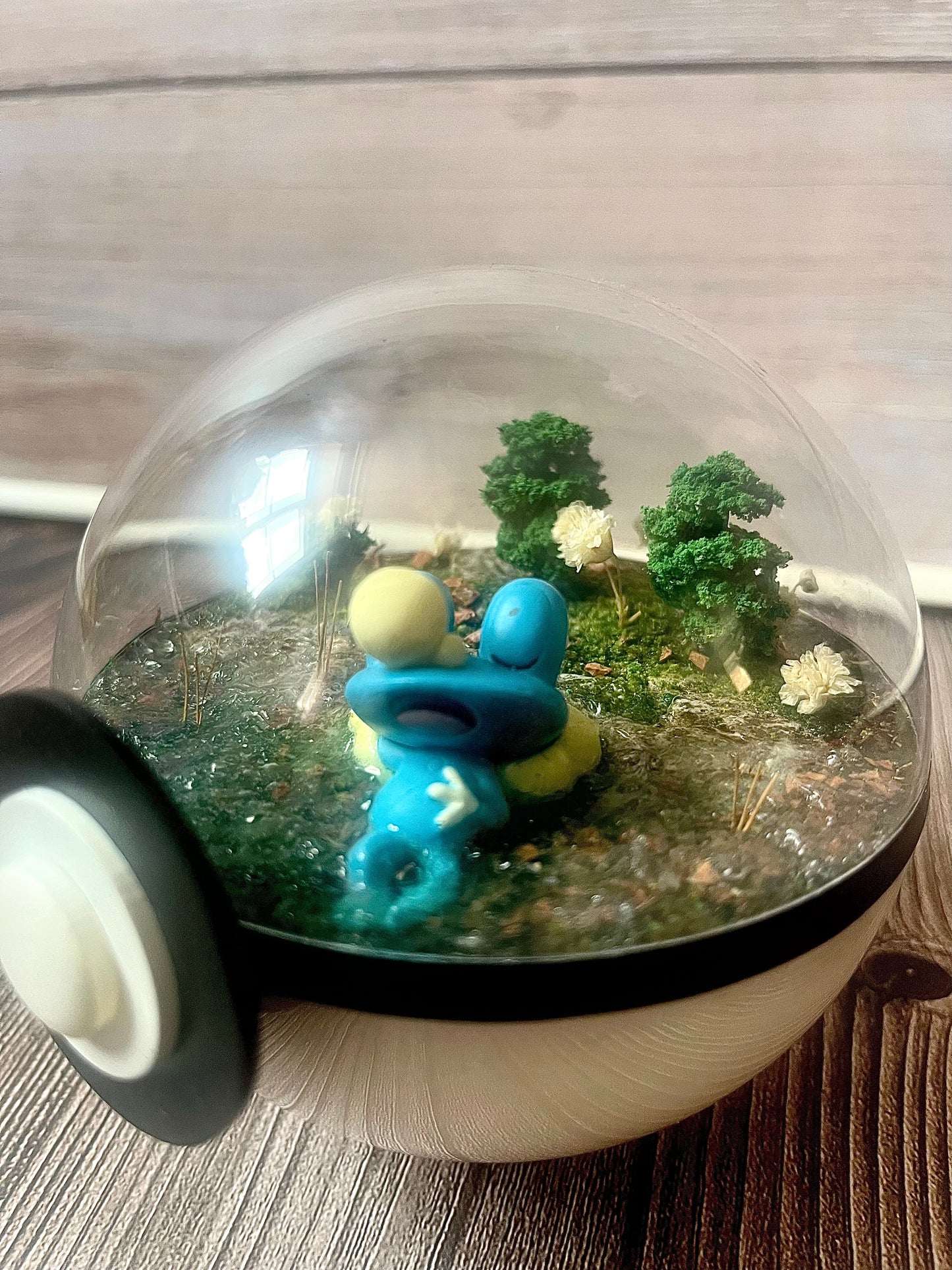 FROAKIE (Small 10cm) PokéBall Diorama Terrarium