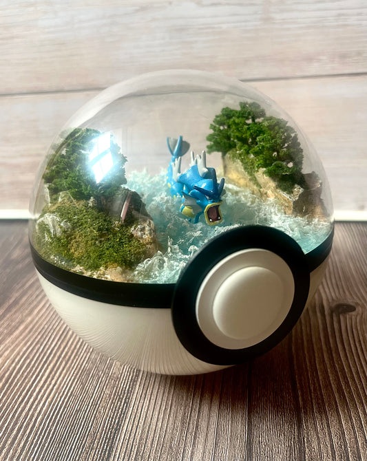 GYARADOS (Large 14cm) PokéBall Diorama Terrarium